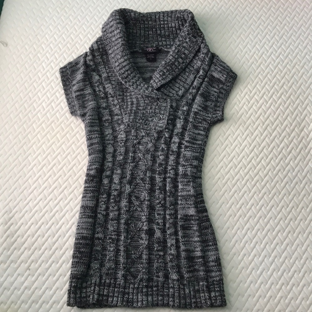 Short sleeve sweater shirt